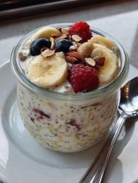 Creamy Banana Berry Overnight Oats with Chia Seeds