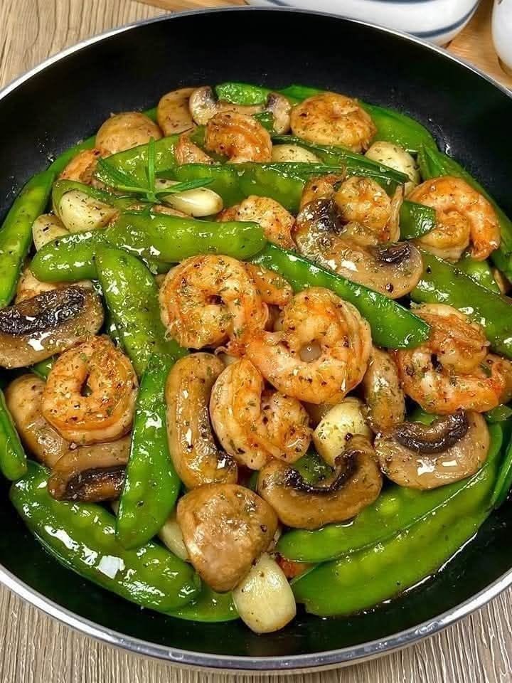 Shrimp Snow Peas with tender shrimp, crisp snow peas, red bell pepper, garlic, ginger, and glossy stir-fry sauce